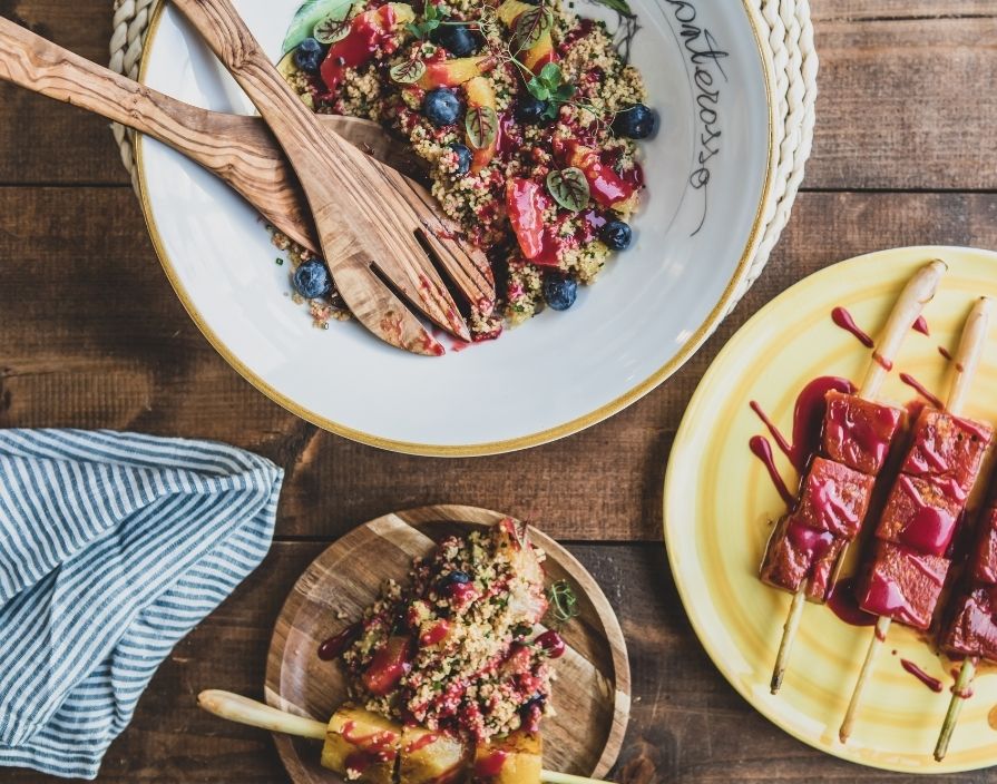 Couscous-Salat mit Obstspießen Couscous-Salat mit Obstspießen