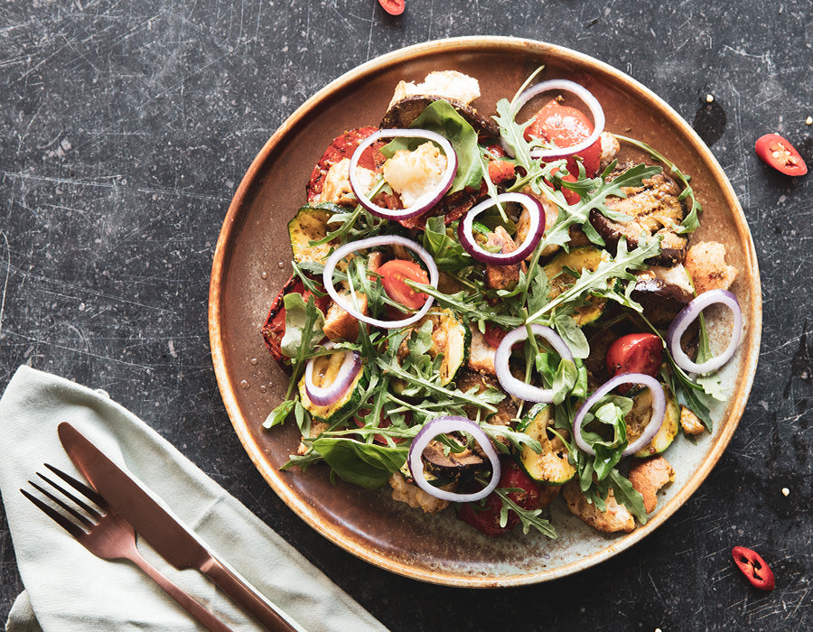 Panzanella-Salat mit BBQ-Gemüse und Pesto Piccante Panzanella-Salat mit BBQ-Gemüse und Pesto Piccante