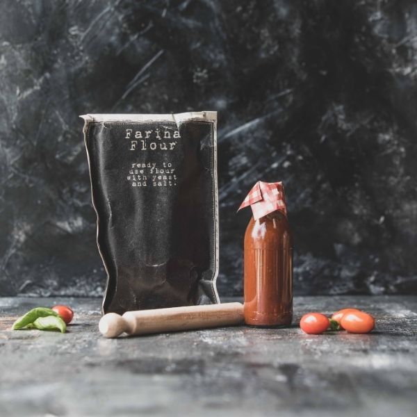 Italienisches Pizzaset mit Pizzamehl, Tomatensauce und Nudelholz - Geschenkset Italienisches Pizzaset mit Pizzamehl, Tomatensauce und Nudelholz - Geschenkset