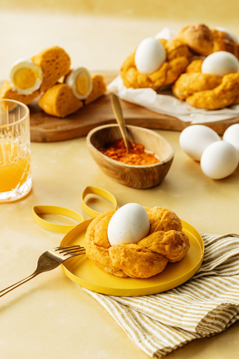 Osterbrötchen mit Ei