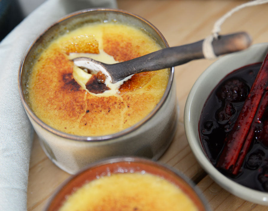 Crème Brûlée mit Kompott aus roten Früchten