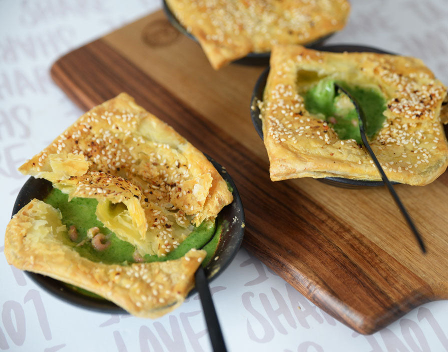 Spinatsuppe und Croûte mit Garnelen