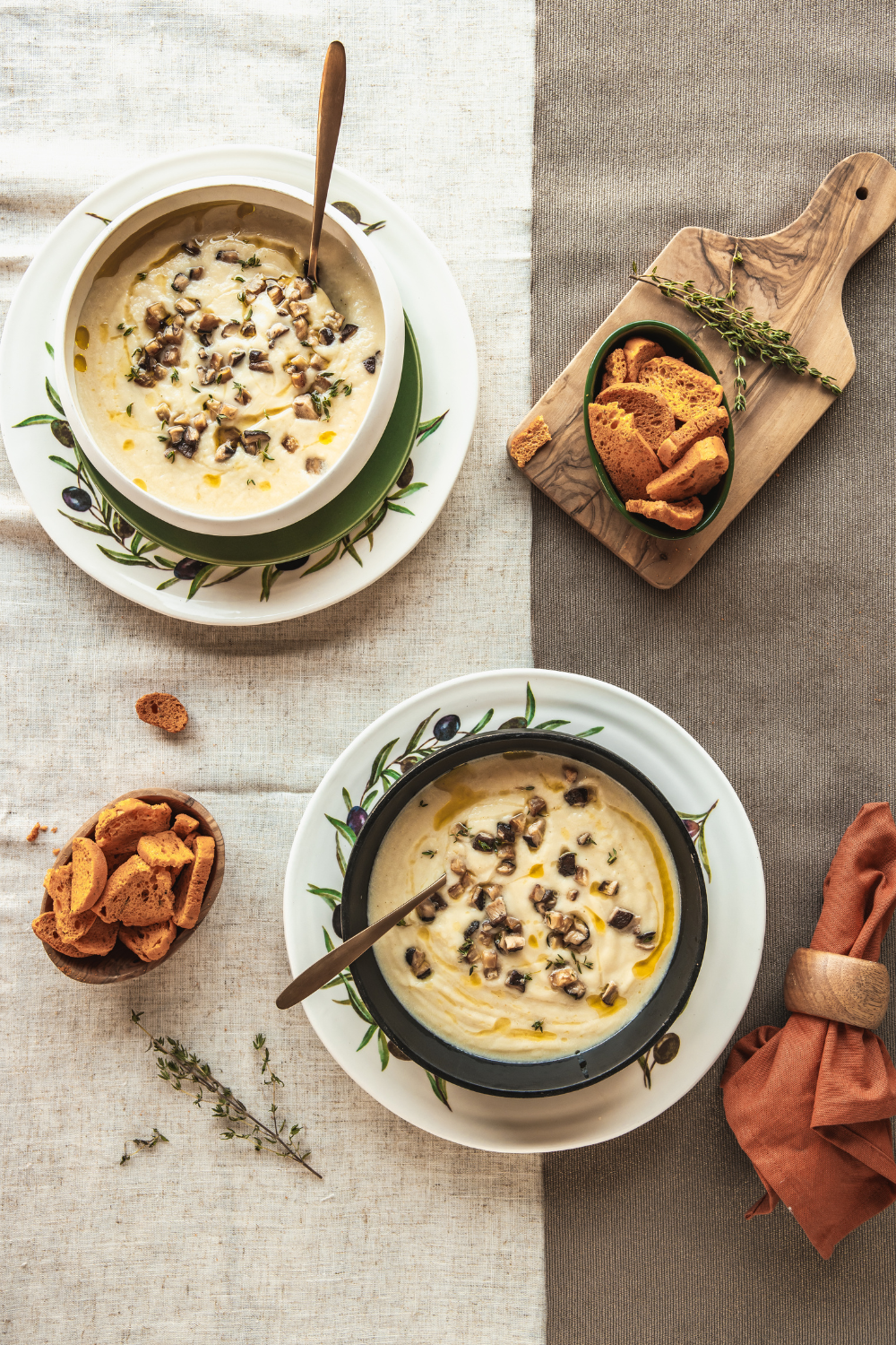 Knollenselleriesuppe mit nativem Olivenöl extra und Steinpilzen
