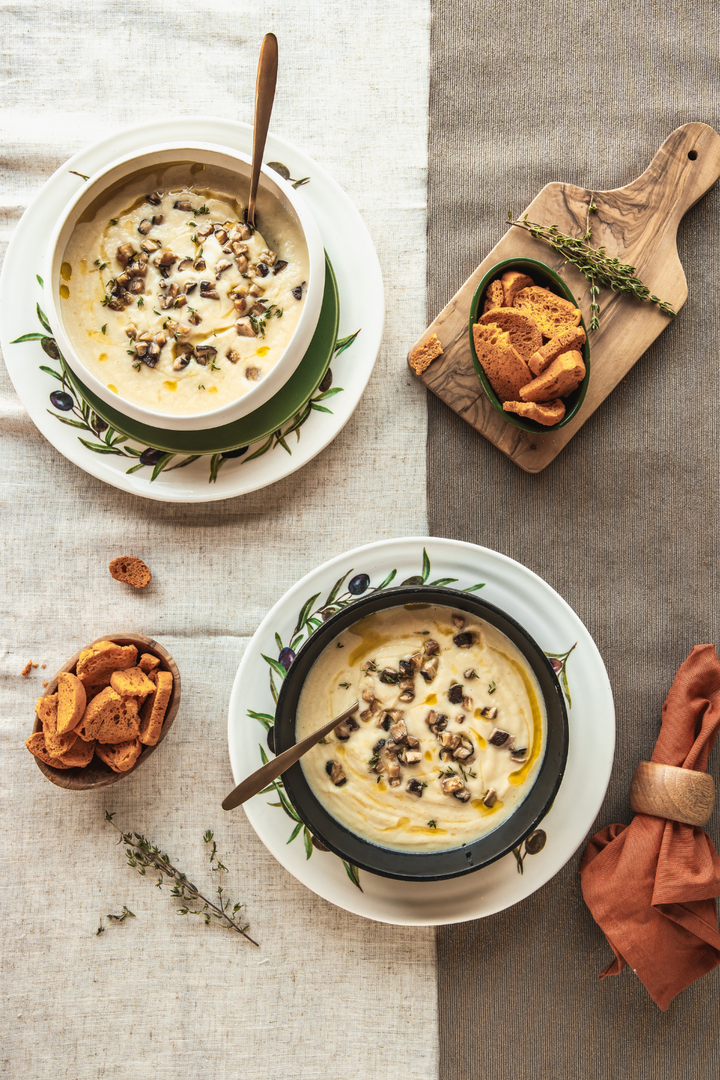 Knollenselleriesuppe mit nativem Olivenöl extra und Steinpilzen