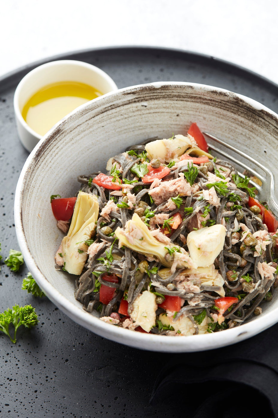 Schwarze Linguine mit Thunfisch