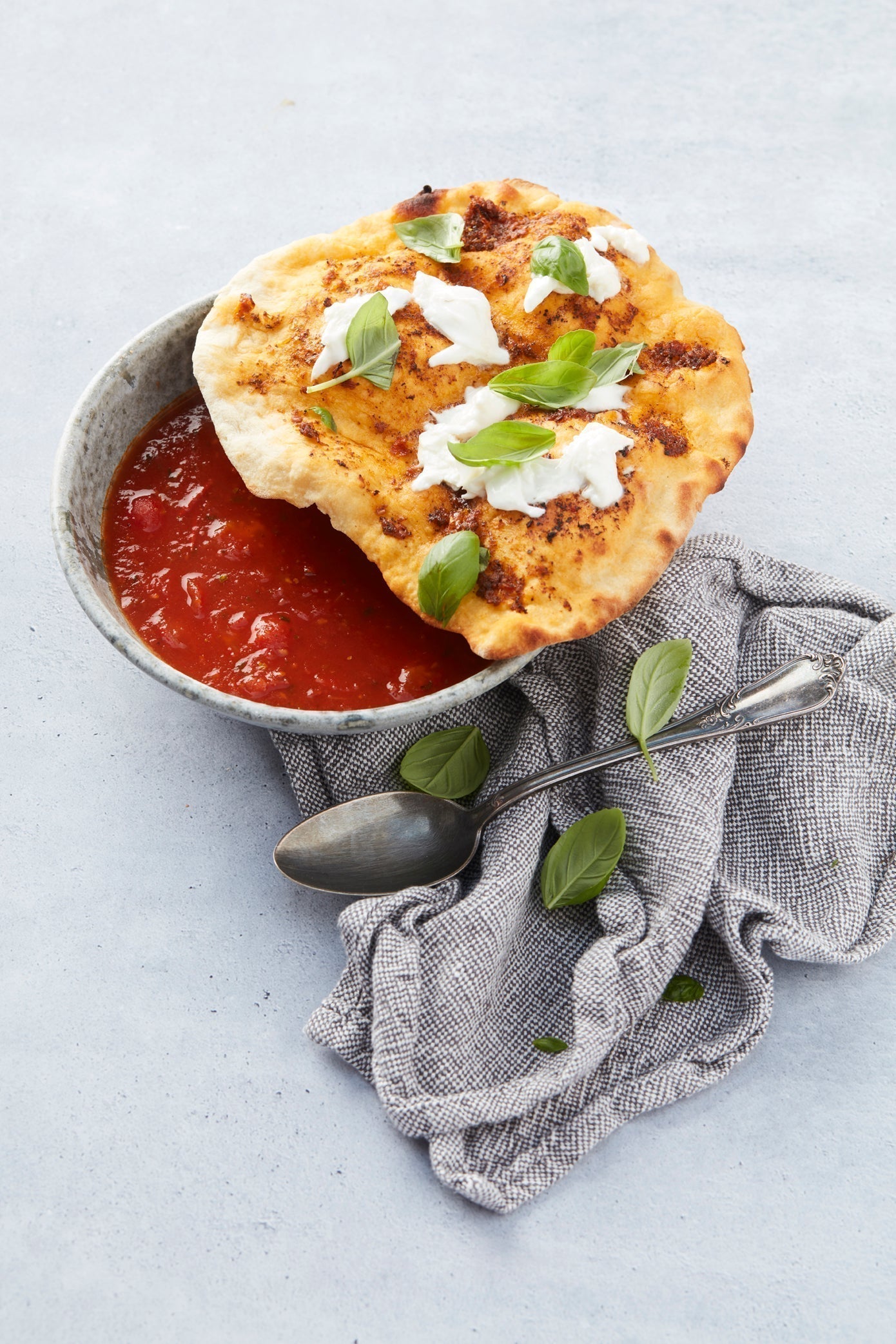 Würzige Tomatensuppe mit Pizzadeckel