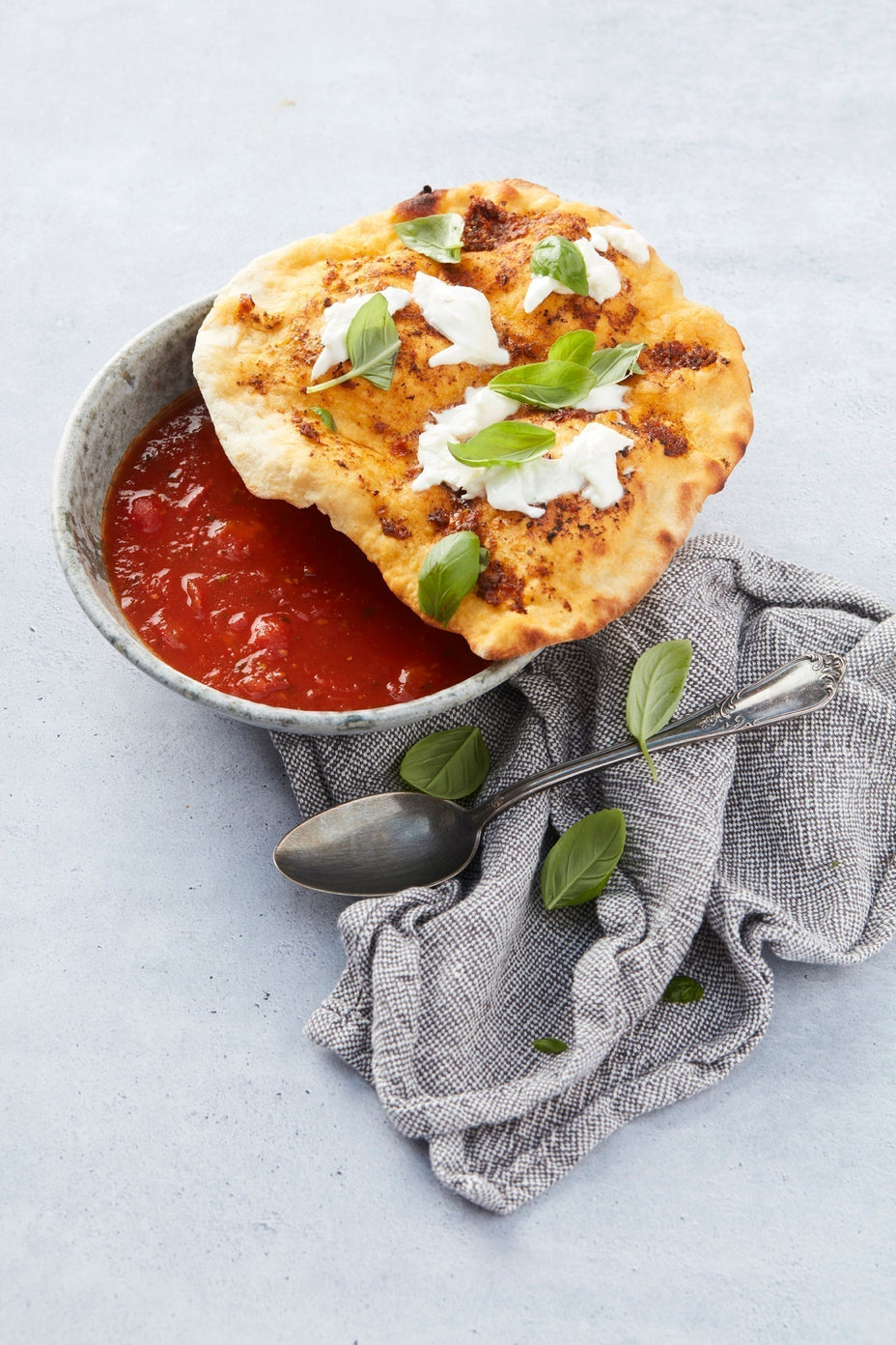 Würzige Tomatensuppe mit Pizzadeckel