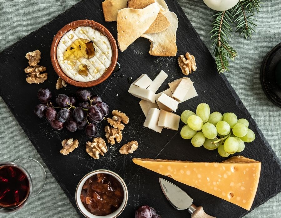 Käsebrett mit Trüffelhonig und Bierchutney